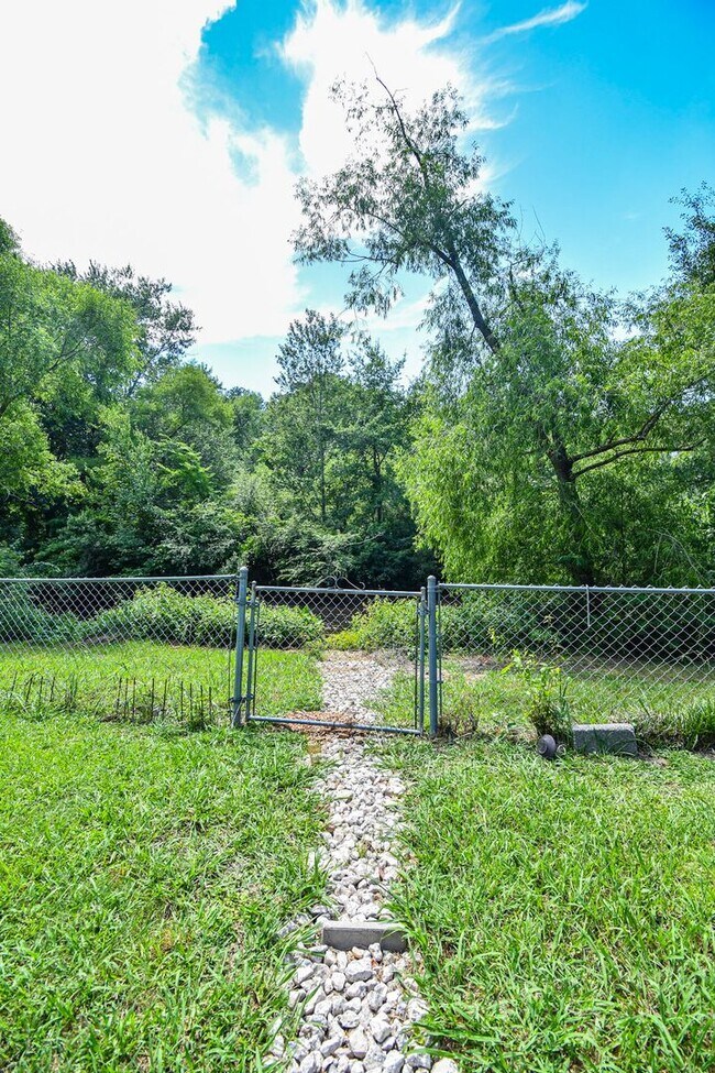 Building Photo - 3 Bedroom 2 Bathroom Home- Pets Considered