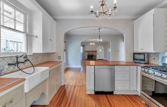 Building Photo - 316 18th Ave NE