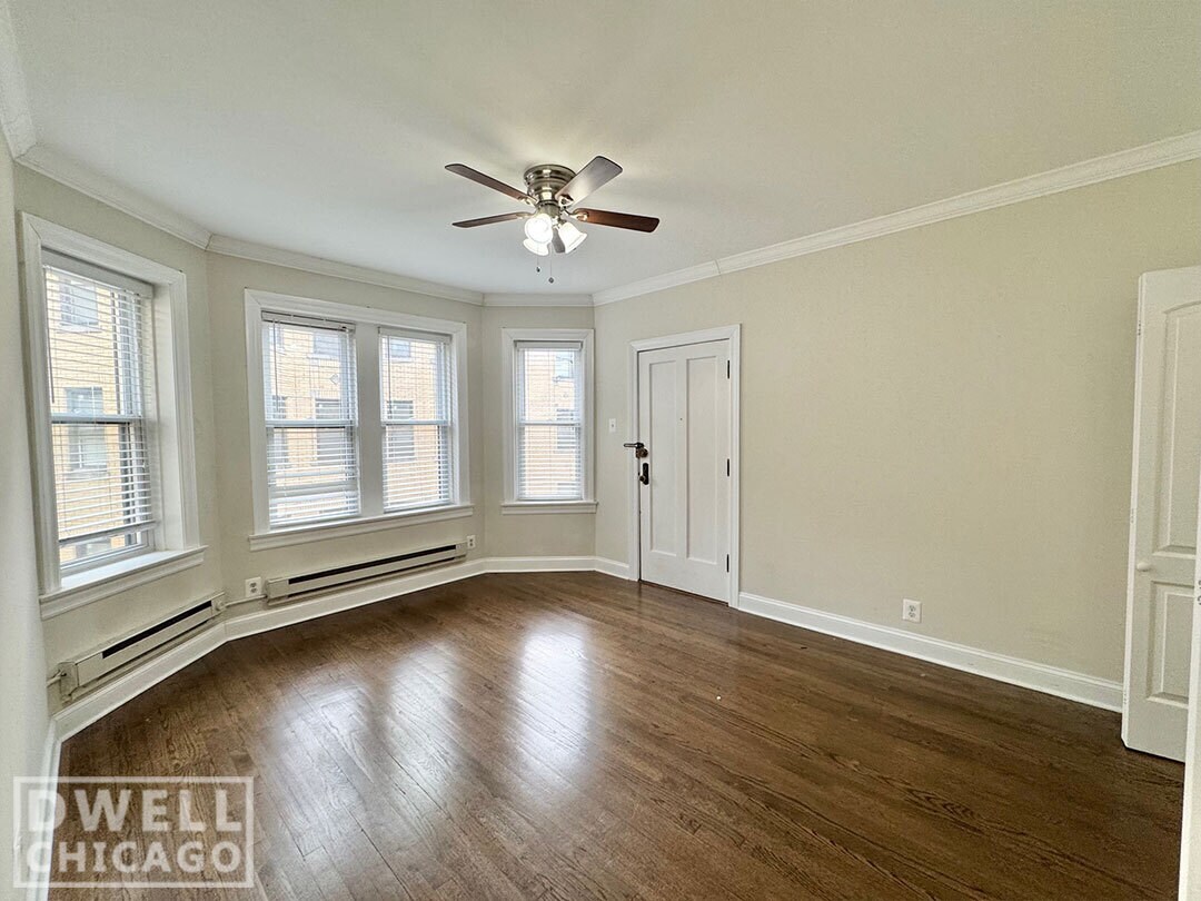 Building Photo - 3825 N Greenview Ave