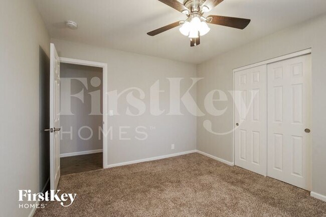 Building Photo - 2434 E Karen Dr