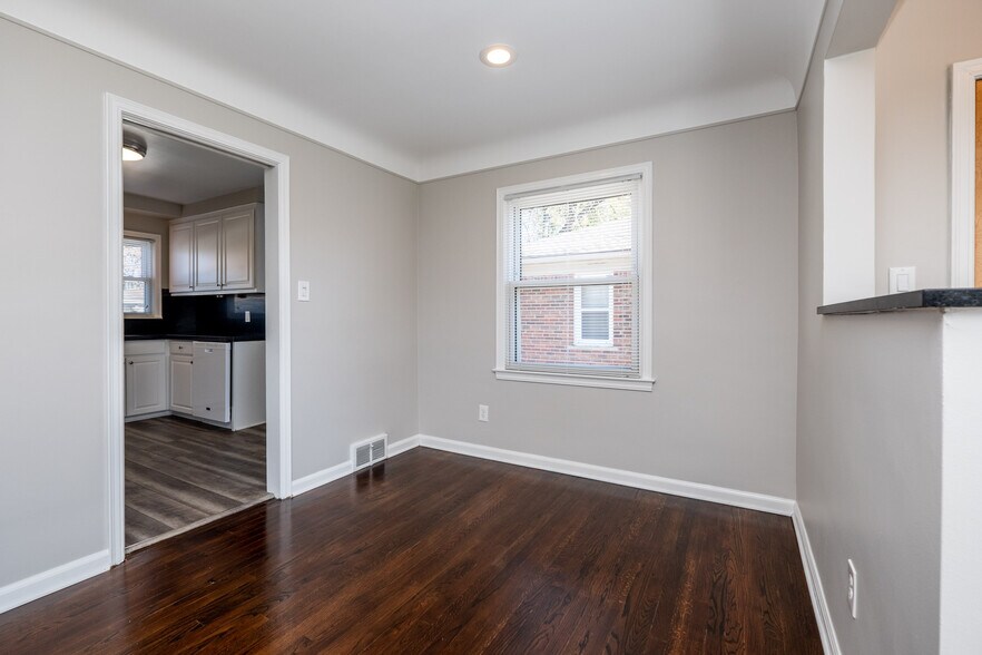 Building Photo - 429 E La Salle Ave