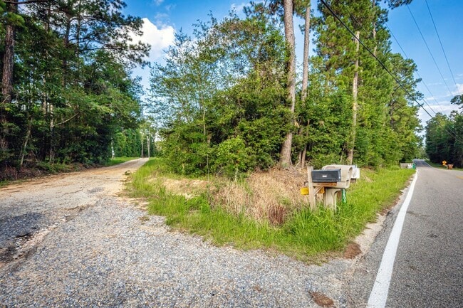 Building Photo - Peaceful Country Living on 2.4 Acres in Saucier