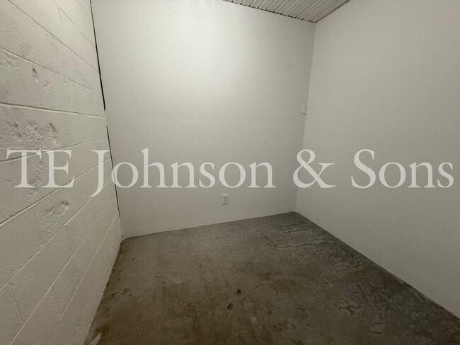 Building Photo - Spacious 3BR Home with Vaulted Ceilings, Gas Logs & Two Car Garage in Winston-Salem