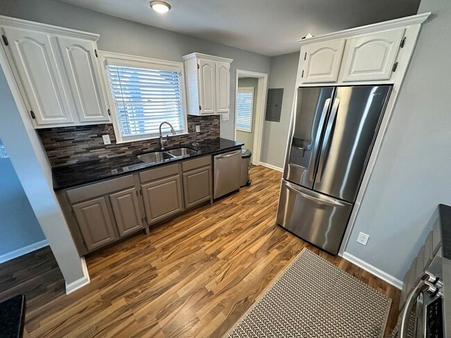 Building Photo - Beautiful House in Picadome! Off-Street Parking, W/D, Breakfast Bar, Deck, Fenced Backyard!