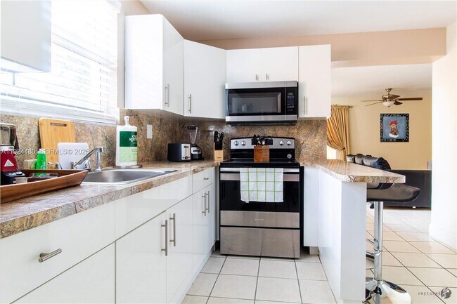 Building Photo - 985 SW 10th St