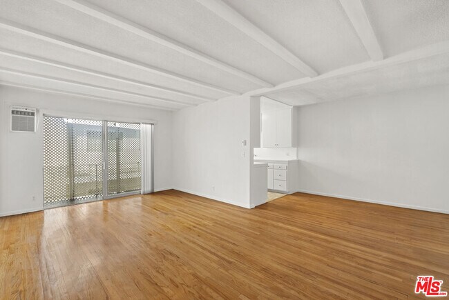 Primary Photo - 923 N San Vicente Blvd