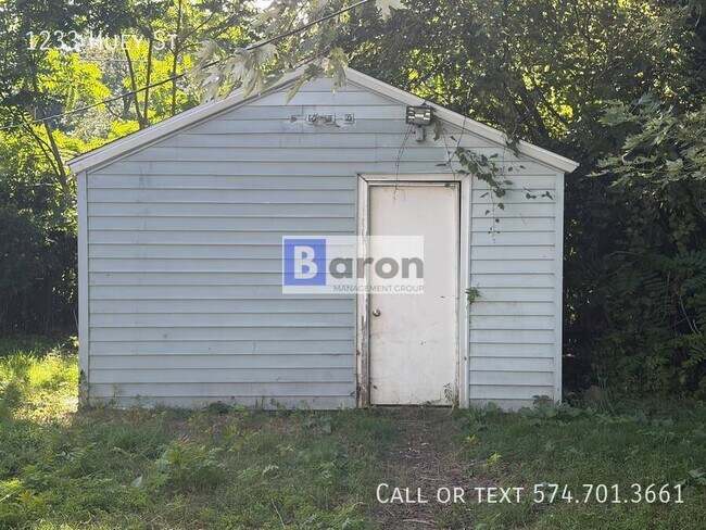 Building Photo - 1233 Huey St