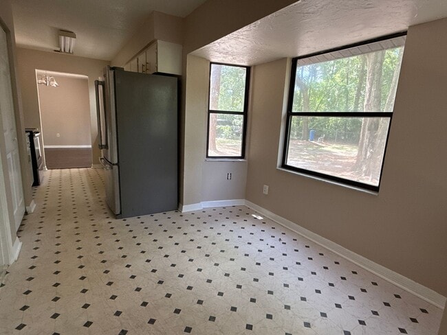 Building Photo - Section 8 Accepted on This home! TEMPROARY...