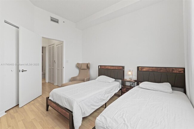 Building Photo - 2775 NE 187th St