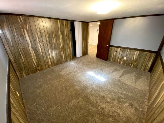 Building Photo - 4 Bedroom 1.5 Bath House with Washer and D...