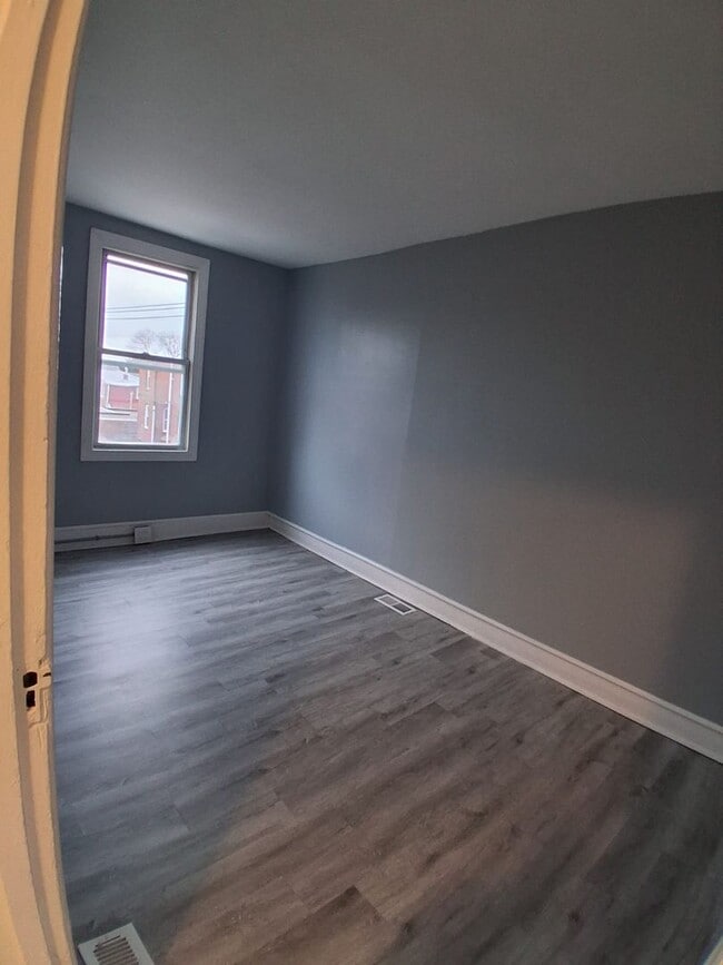 Building Photo - 3 BED 1 BATH HOME FOR RENT