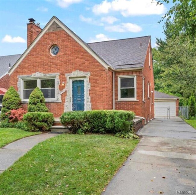 Building Photo - 1790 Kenmore Dr