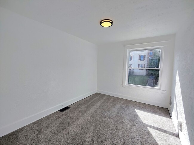 Building Photo - *Beautifully Updated & Spacious 6BD/1.5BA ...