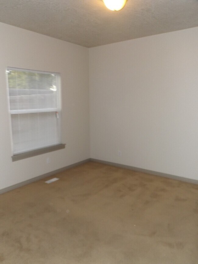 Building Photo - Spacious 3 Bedroom, 2 Bathroom Duplex with Two Car Garage and Fenced Yard!