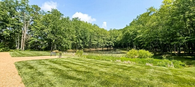 Building Photo - Oversized 4 Bedroom 3.5 Bathroom Home Situ...