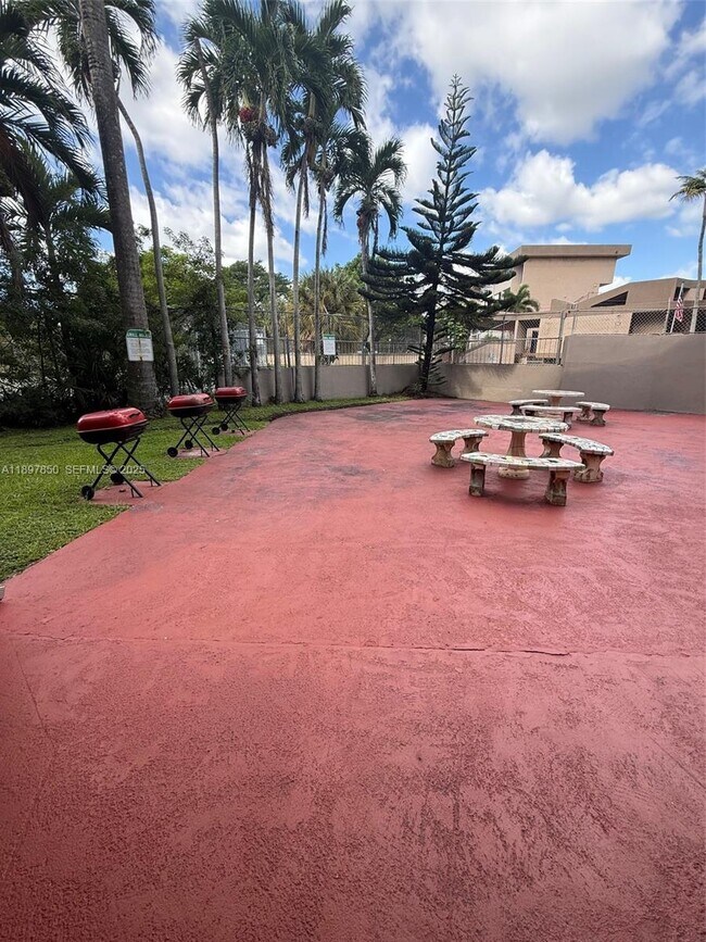 Building Photo - 802 NW 87th Ave