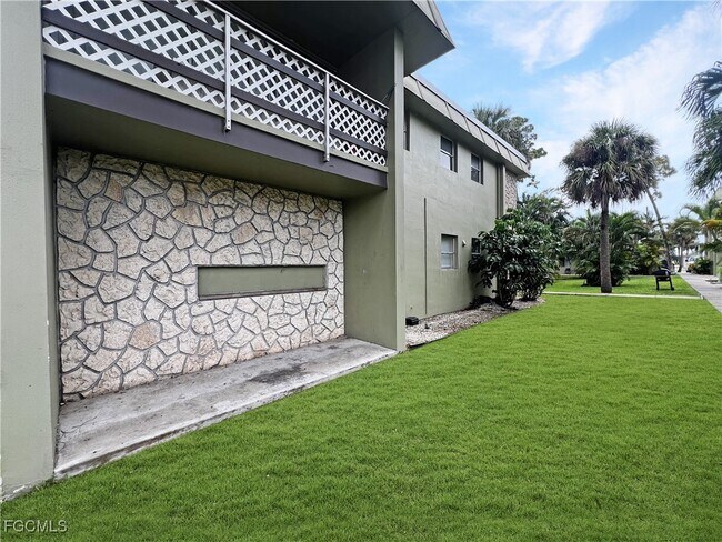 Building Photo - 1852 Golf View Ave