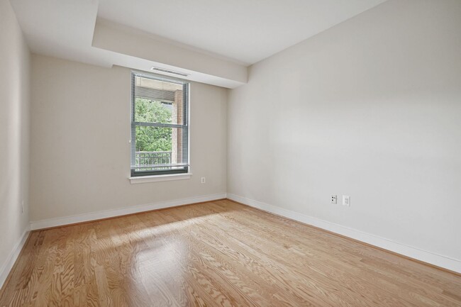 Building Photo - Upscale Living in Downtown DC! Pool, Gym, ...