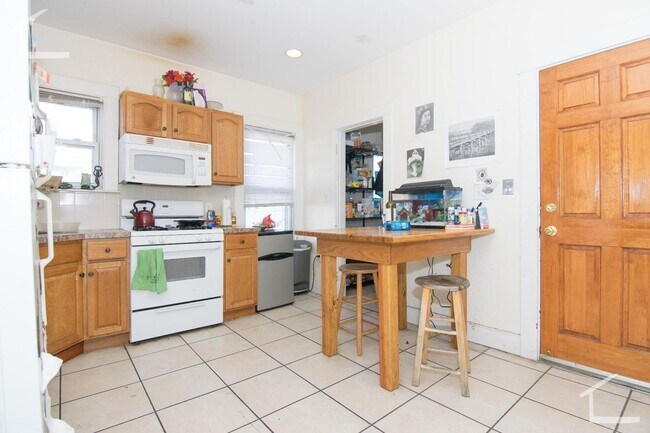 Building Photo - Huge 6 Bed 2 Bath Perfect for BU, Availabl...