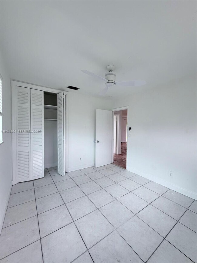 Building Photo - 4540 SW 43rd Ave