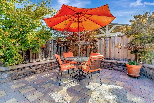 Building Photo - Executive Oasis l Huge Lot with Lush Green...