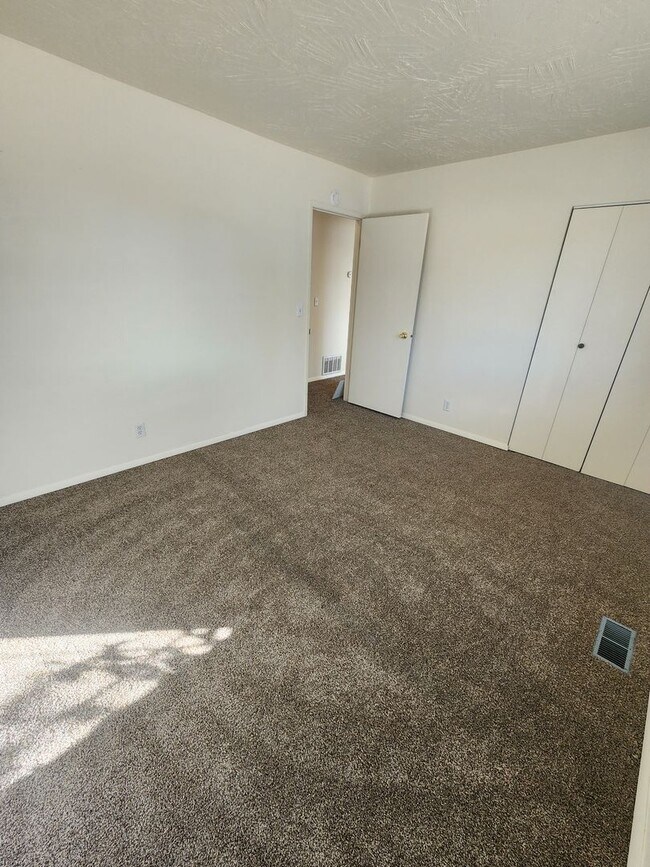 Building Photo - SINGLE FAMILY HOME ON HILLCREST (APP#72)