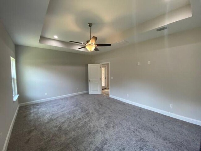 Building Photo - Spacious 3 Bedroom Home in Mary Esther!