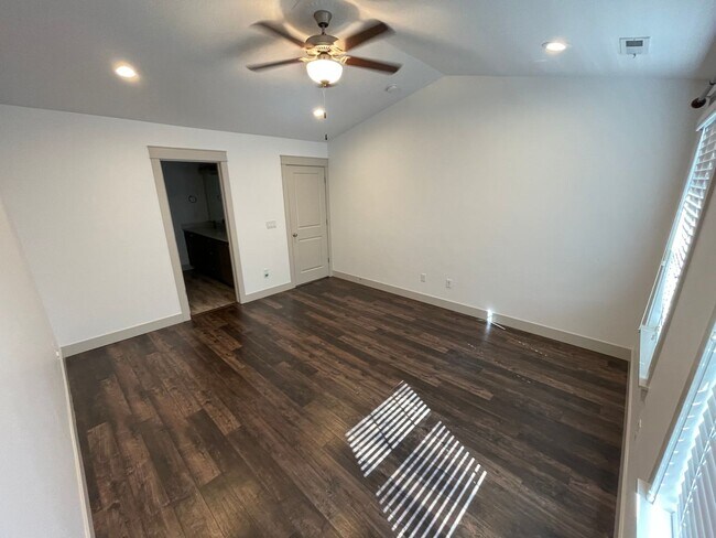 Building Photo - 280 E Brigham Ln
