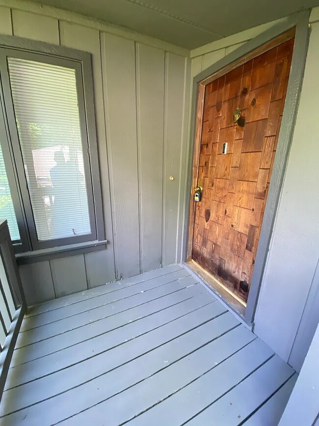 Building Photo - 128 Inglewood Way