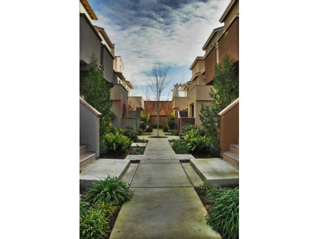Building Photo - 66 Muller Pl