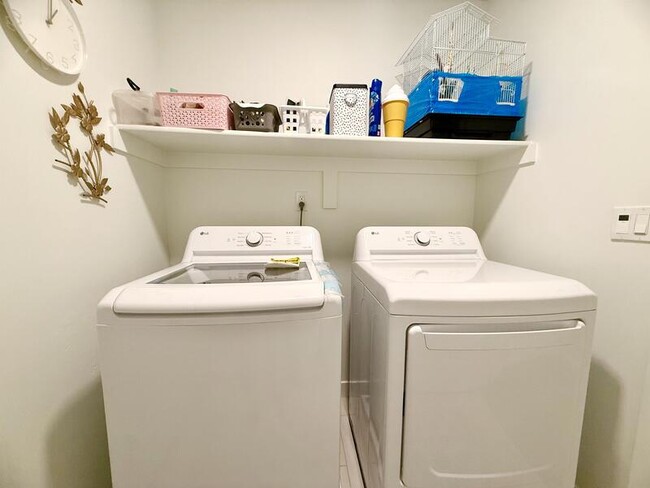 Building Photo - 6686 W Leander Dr