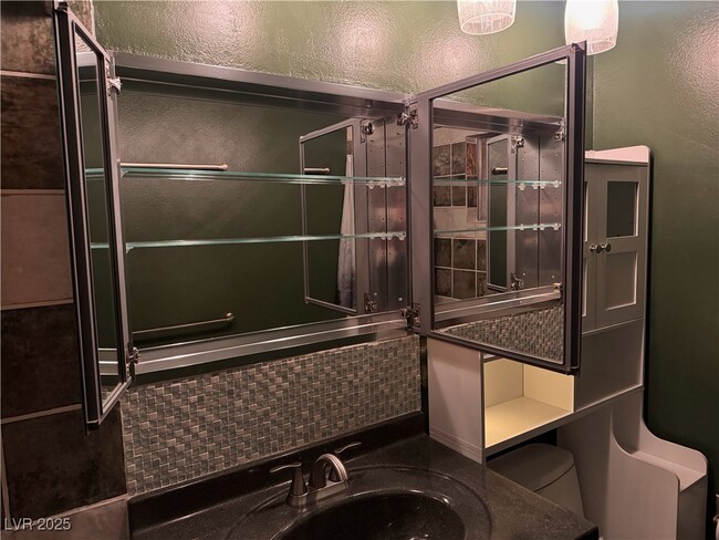 Building Photo - 350 E Desert Inn Rd