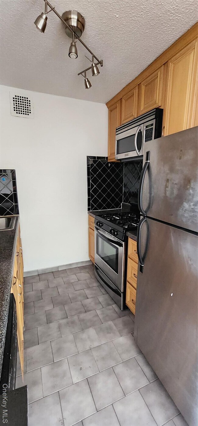 Building Photo - 118-17 Union Tpke Un