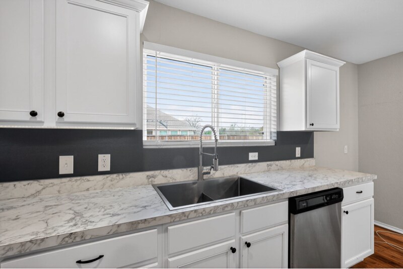 Building Photo - 605 Mayfield Dr