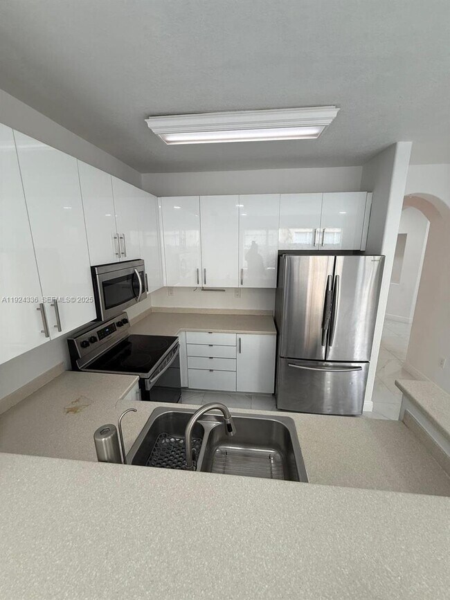 Building Photo - 5543 NW 112th Pl