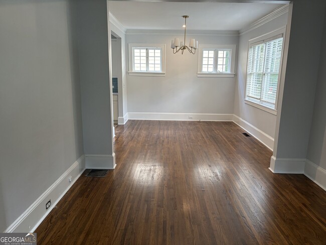Building Photo - 886 Vedado Way NE