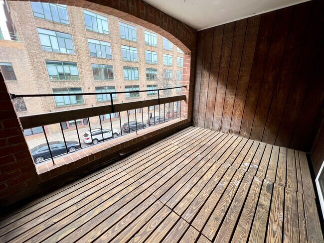 Building Photo - Luxurious 3-Bedroom Townhome in Logan Square with Parking Space Included! Available mid-August!