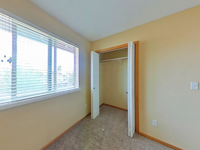 Building Photo - 3 Bedroom House ~ Close to Campus