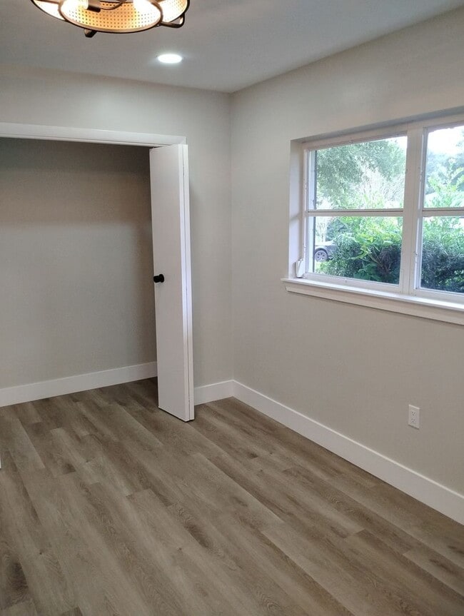Building Photo - Upgraded 4 Bedroom in Deland - Available Now!