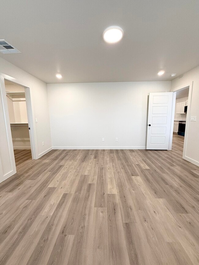 Building Photo - 2501 Kenwood Ave