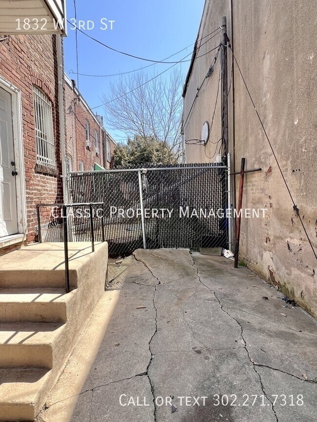 Building Photo - 1832 W 3rd St