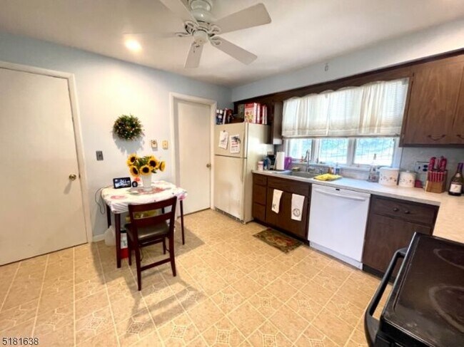 Building Photo - 136 Cedar Lake Rd W