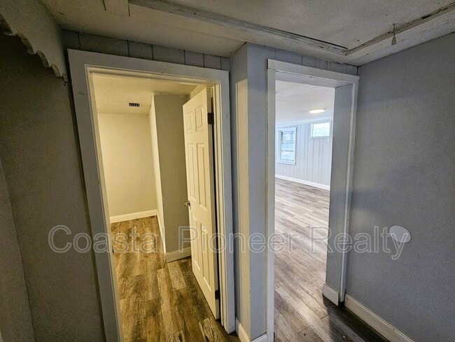 Building Photo - 501 25th Ave W