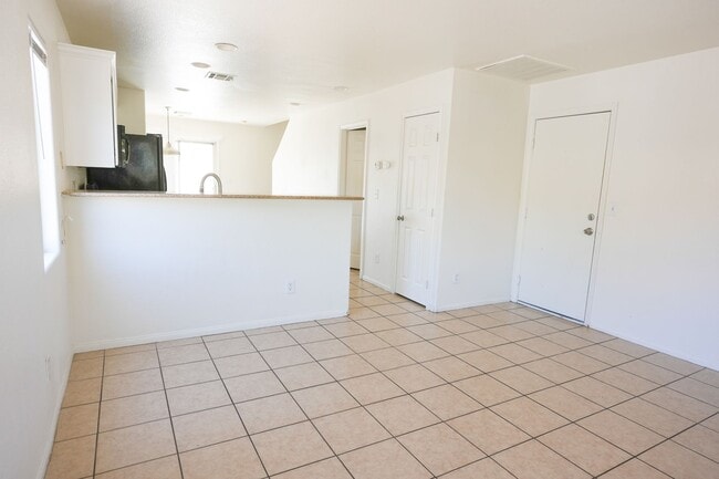 Building Photo - Well-Maintained 3 Bed, 2.5 Bath Home with Garage & Private Backyard