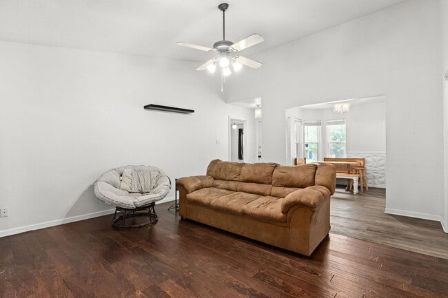 Building Photo - Cute & Cozy 3 Bdrm 2 Bath