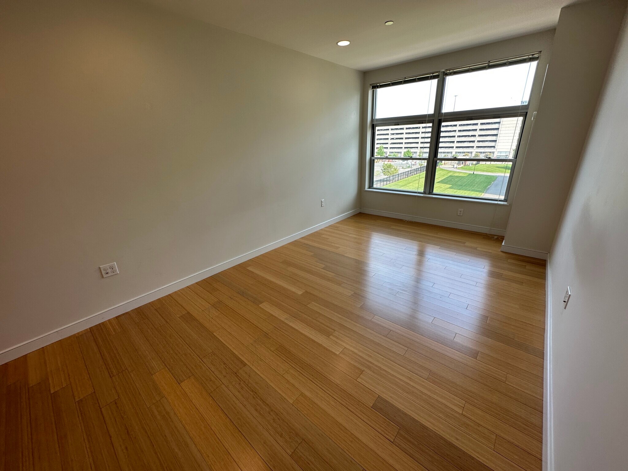 Building Photo - 587 Albany St