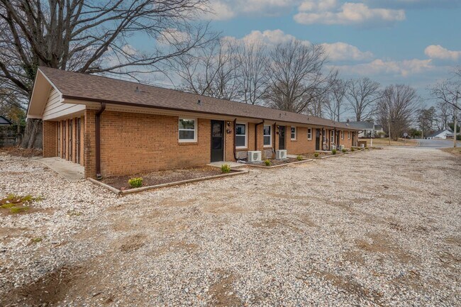 Building Photo - 745 Arbor St NE