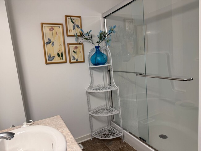 Building Photo - Modern Home With Open Layout For Rent In B...