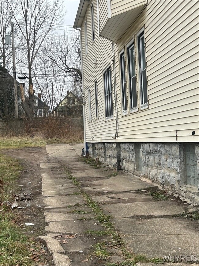 Building Photo - 625 E Utica St