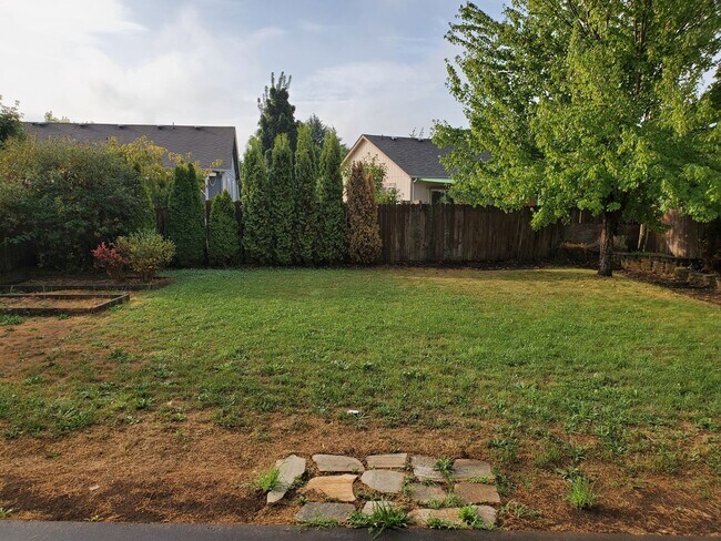 Building Photo - West Eugene 4 Bedroom Treasure